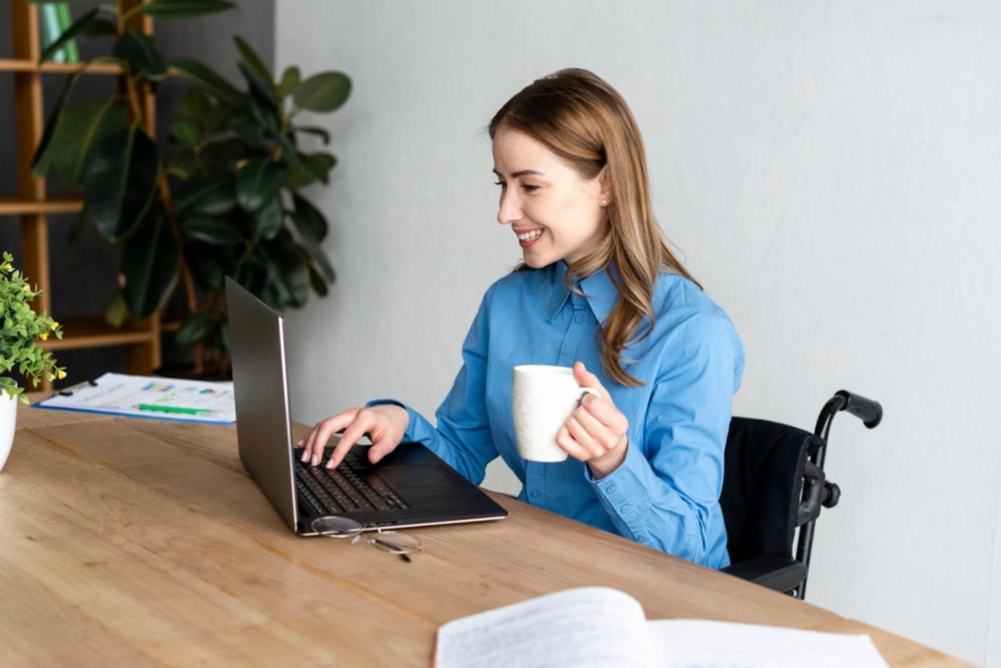 Menschen beim gemeinsamen Lernen über Finanzthemen