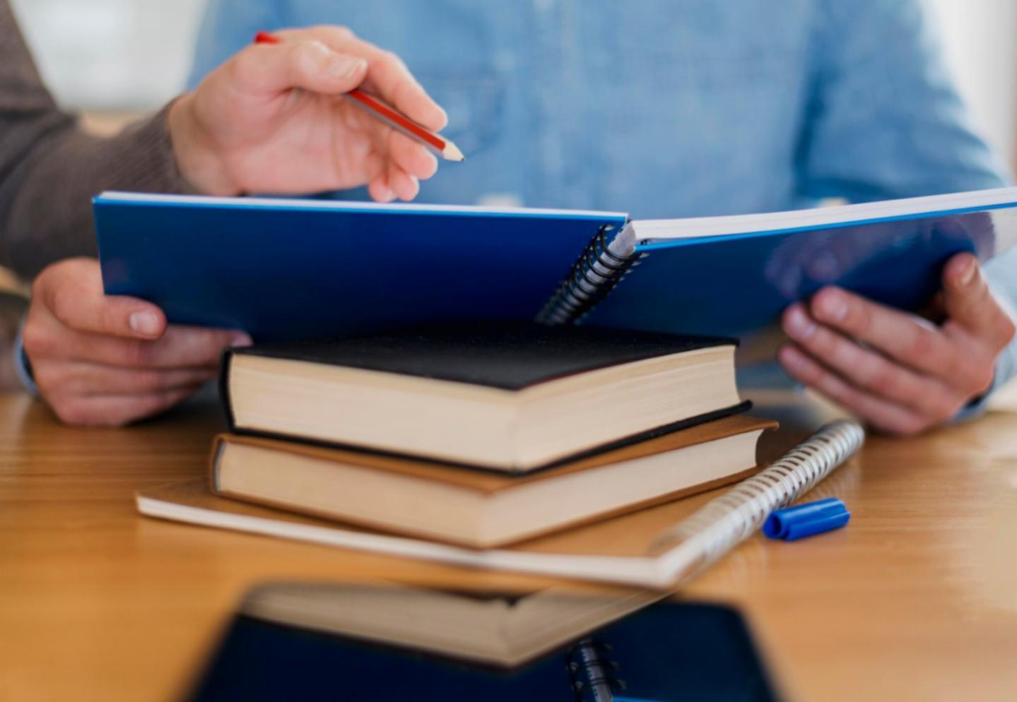 Kaffeetasse und Notizbuch auf Schreibtisch