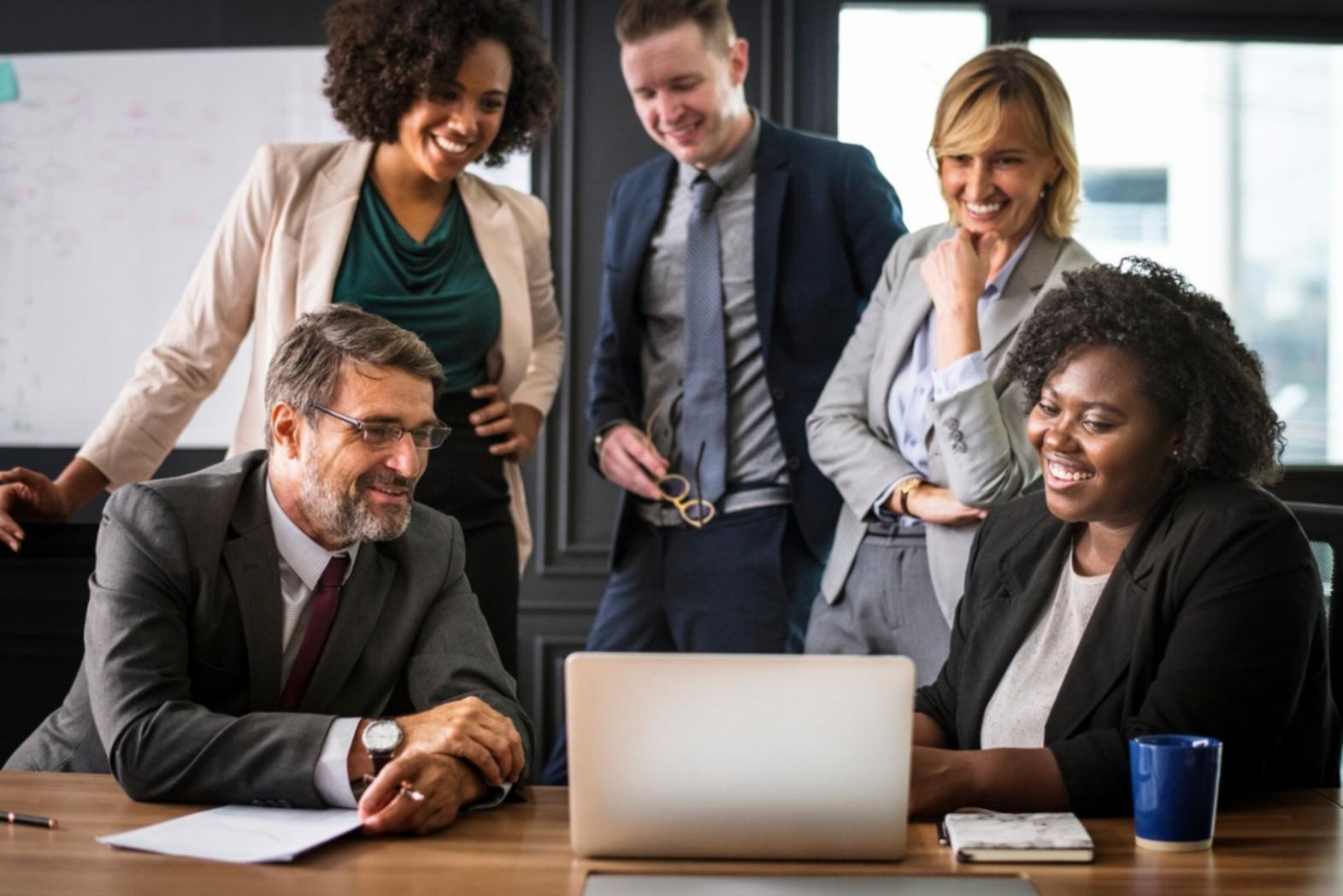 Gruppenarbeit mit Notizen und gemeinsamen Diskussionen