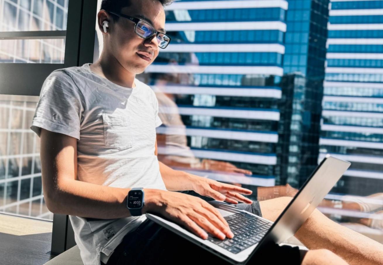 Person arbeitet an Finanzplanung am Laptop